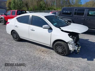2019 Nissan Versa SV z VIN 3N1CN7AP1KL871615, wystawiony jako IAAI lot #42051338 z przebiegiem 108 364 mil mil oraz . Historia ofert i sprzedaży dostępna na DreamBid. Obrazek 1.