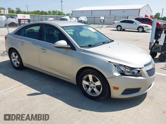 2014 Chevrolet Cruze 1LT z VIN 1G1PC5SB6E7196812, wystawiony jako IAAI lot #42393427 z przebiegiem 120 376 mil mil oraz . Historia ofert i sprzedaży dostępna na DreamBid. Obrazek 1.