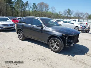 2020 Mercedes-Benz GLC 300 z VIN WDC0G8DB1LF721865, wystawiony jako IAAI lot #41886603 z przebiegiem 79 200 mil mil oraz . Historia ofert i sprzedaży dostępna na DreamBid. Obrazek 1.