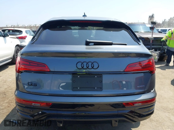 2024 Audi Q5 Sportback S line Premium Plus z VIN WA15AAFY3R2138424, wystawiony jako IAAI lot #42184784 z przebiegiem 4 635 mil mil oraz . Historia ofert i sprzedaży dostępna na DreamBid. Obrazek 16.