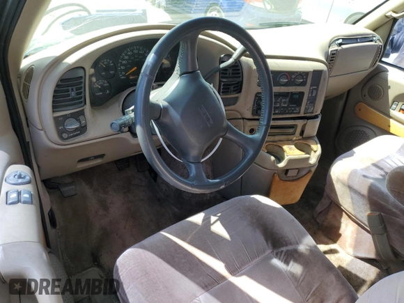 1998 GMC Safari z VIN 1GDDM19WXWB540497, wystawiony jako Copart lot #50780655 z przebiegiem 115 575 mil mil oraz Nie do naprawy. Historia ofert i sprzedaży dostępna na DreamBid. Obrazek 8.