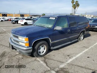 1999 Chevrolet Suburban z VIN 3GNEC16RXXG254126, wystawiony jako Copart lot #52051405 z przebiegiem 113 554 mil mil oraz Czysty tytuł • Clean title. Historia ofert i sprzedaży dostępna na DreamBid. Obrazek 1.