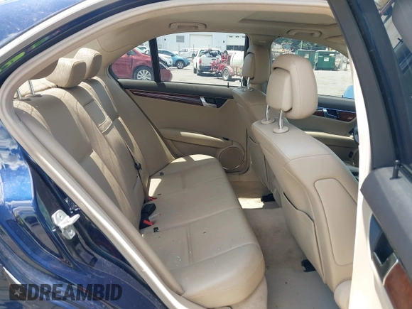 2011 Mercedes-Benz C 300 Sport z VIN WDDGF8BB9BR148713, wystawiony jako IAAI lot #40052909 z przebiegiem 138 888 mil mil oraz . Historia ofert i sprzedaży dostępna na DreamBid. Obrazek 8.