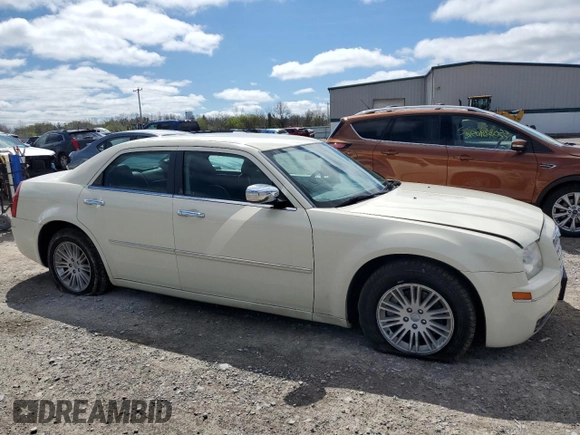 2010 Chrysler 300 Touring z VIN 2C3CA5CV1AH241629, wystawiony jako Copart lot #54841465 z przebiegiem 57 238 mil mil oraz Szkoda całkowita • Salvage title. Historia ofert i sprzedaży dostępna na DreamBid. Obrazek 4.