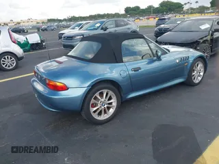 1999 BMW Z3 2.5 z VIN 4USCH9339XLG00523, wystawiony jako IAAI lot #42471650 z przebiegiem 180 985 mil mil oraz . Historia ofert i sprzedaży dostępna na DreamBid. Obrazek 4.