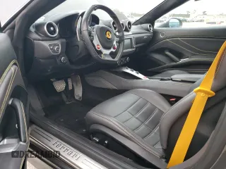 2015 Ferrari California T z VIN ZFF77XJA3F0206563, wystawiony jako Copart lot #78976914 z przebiegiem Nie podano mil oraz Szkody całkowita. Historia ofert i sprzedaży dostępna na DreamBid. Obrazek 8.