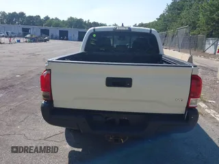 2017 Toyota Tacoma SR5 z VIN 3TMCZ5AN7HM065835, wystawiony jako IAAI lot #40250247 z przebiegiem 221 022 mil mil oraz . Historia ofert i sprzedaży dostępna na DreamBid. Obrazek 16.