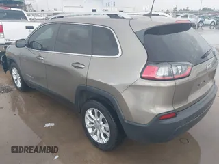 2019 Jeep Cherokee Latitude z VIN 1C4PJLCB5KD358412, wystawiony jako IAAI lot #42506197 z przebiegiem 83 160 mil mil oraz . Historia ofert i sprzedaży dostępna na DreamBid. Obrazek 3.