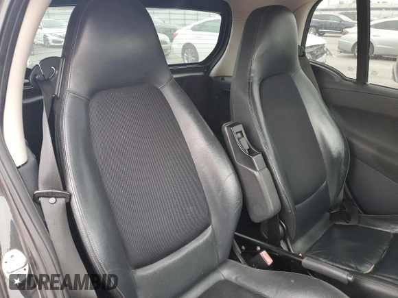 2008 Smart fortwo Pure z VIN WMEEJ31X38K139671, wystawiony jako Copart lot #60278585 z przebiegiem 110 392 mil mil oraz Czysty tytuł • Clean title. Historia ofert i sprzedaży dostępna na DreamBid. Obrazek 10.
