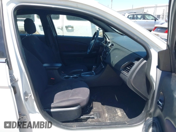 2014 Chrysler 200 Touring z VIN 1C3CCBBB6EN175625, wystawiony jako IAAI lot #42275517 z przebiegiem 119 125 mil mil oraz . Historia ofert i sprzedaży dostępna na DreamBid. Obrazek 5.