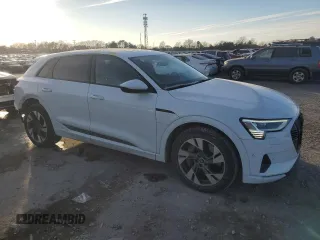 2022 Audi e-tron Premium z VIN WA1AAAGE7NB043670, wystawiony jako Copart lot #42147305 z przebiegiem 24 177 mil mil oraz Szkoda całkowita • Salvage title. Historia ofert i sprzedaży dostępna na DreamBid. Obrazek 4.