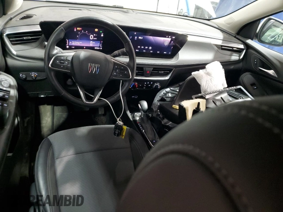 2024 Buick Encore GX Preferred z VIN KL4AMBS25RB158008, wystawiony jako Copart lot #61909735 z przebiegiem 10 933 mil mil oraz Czysty tytuł • Clean title. Historia ofert i sprzedaży dostępna na DreamBid. Obrazek 8.