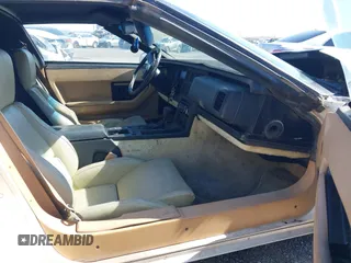 1984 Chevrolet Corvette z VIN 1G1AY0781E5110079, wystawiony jako IAAI lot #42416346 z przebiegiem 152 345 mil mil oraz . Historia ofert i sprzedaży dostępna na DreamBid. Obrazek 5.
