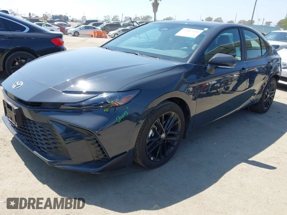 2025 Toyota Camry LE z VIN 4T1DAACK7SU531768, wystawiony jako IAAI lot #42187559 z przebiegiem 26 348 mil mil oraz . Historia ofert i sprzedaży dostępna na DreamBid. Obrazek 2.