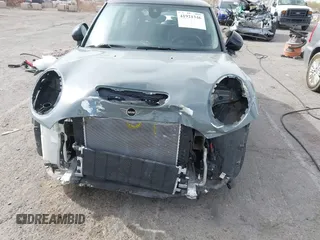 2022 MINI Hardtop Cooper SE z VIN WMW13DJ01N2P85767, wystawiony jako IAAI lot #41921346 z przebiegiem 17 446 mil mil oraz . Historia ofert i sprzedaży dostępna na DreamBid. Obrazek 6.