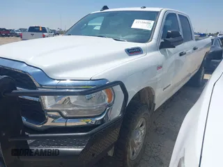 2022 Ram 2500 Tradesman z VIN 3C6UR5HJ7NG351676, wystawiony jako IAAI lot #42728688 z przebiegiem 90 318 mil mil oraz . Historia ofert i sprzedaży dostępna na DreamBid. Obrazek 2.