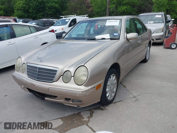 2000 Mercedes-Benz E-Class with VIN WDBJF82JXYX035704, listed as a IAAI auction lot 42045969 with 1 mi miles. Bid and sale history available at carsss.com. Image 2.