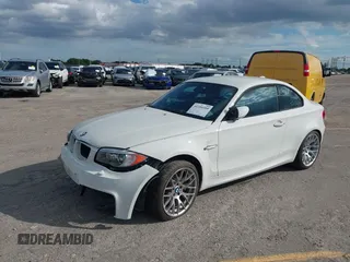 2011 BMW 1 Series M z VIN WBSUR9C56BVP76005, wystawiony jako IAAI lot #41399359 z przebiegiem 31 970 mil mil oraz . Historia ofert i sprzedaży dostępna na DreamBid. Obrazek 2.