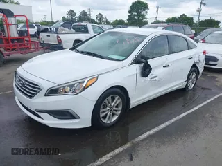 2017 Hyundai Sonata SE z VIN 5NPE24AF7HH556136, wystawiony jako IAAI lot #42134580 z przebiegiem 64 333 mil mil oraz . Historia ofert i sprzedaży dostępna na DreamBid. Obrazek 18.