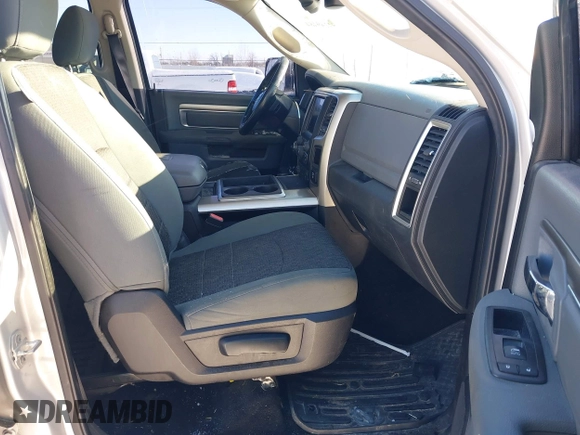2015 Ram 1500 Big Horn z VIN 1C6RR7LT2FS620252, wystawiony jako IAAI lot #41149484 z przebiegiem 137 784 mil mil oraz . Historia ofert i sprzedaży dostępna na DreamBid. Obrazek 5.