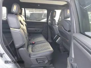 2025 Rivian R1S Adventure z VIN 7PDSGBBA2SN058678, wystawiony jako IAAI lot #41429201 z przebiegiem 2 322 mil mil oraz . Historia ofert i sprzedaży dostępna na DreamBid. Obrazek 8.