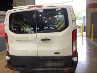 2020 Ford Transit Cargo z VIN 1FTBR1Y8XLKB06141, wystawiony jako IAAI lot #42642640 z przebiegiem 123 417 mil mil oraz . Historia ofert i sprzedaży dostępna na DreamBid. Obrazek 10.