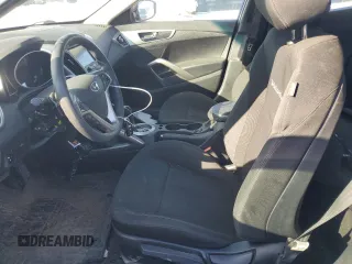 2016 Hyundai Veloster z VIN KMHTC6AD6GU304196, wystawiony jako Copart lot #43694185 z przebiegiem 63 516 mil mil oraz Szkoda całkowita • Salvage title. Historia ofert i sprzedaży dostępna na DreamBid. Obrazek 7.