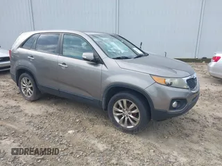 2011 Kia Sorento EX z VIN 5XYKU3A12BG022326, wystawiony jako IAAI lot #42598550 z przebiegiem 257 196 mil mil oraz . Historia ofert i sprzedaży dostępna na DreamBid. Obrazek 1.
