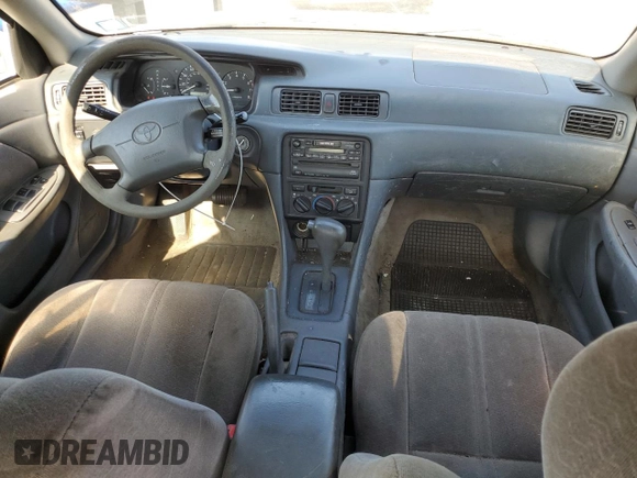 1999 Toyota Camry LE z VIN 4T1BG22K7XU440181, wystawiony jako Copart lot #59304385 z przebiegiem 113 864 mil mil oraz Czysty tytuł • Clean title. Historia ofert i sprzedaży dostępna na DreamBid. Obrazek 8.