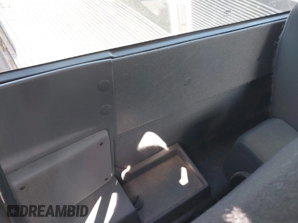 2009 Ford Ranger XL z VIN 1FTYR10D59PA06186, wystawiony jako IAAI lot #42103327 z przebiegiem 124 558 mil mil oraz . Historia ofert i sprzedaży dostępna na DreamBid. Obrazek 8.