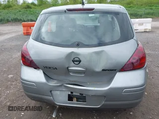 2012 Nissan Versa S z VIN 3N1BC1CP7CK800017, wystawiony jako IAAI lot #42270666 z przebiegiem 152 790 mil mil oraz . Historia ofert i sprzedaży dostępna na DreamBid. Obrazek 6.