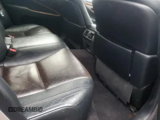 2013 Lexus LS 460 z VIN JTHCL5EF4D5018541, wystawiony jako Copart lot #87919255 z przebiegiem 127 441 mil mil oraz Szkoda całkowita • Salvage title. Historia ofert i sprzedaży dostępna na DreamBid. Obrazek 10.