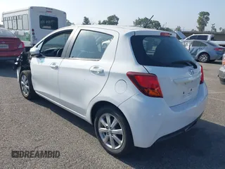 2015 Toyota Yaris L z VIN VNKKTUD36FA054974, wystawiony jako IAAI lot #42542421 z przebiegiem 93 028 mil mil oraz . Historia ofert i sprzedaży dostępna na DreamBid. Obrazek 3.