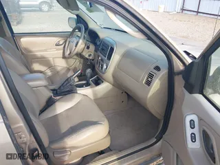 2007 Ford Escape XLT with VIN 1FMYU03187KB17315, listed as a IAAI auction lot 41864785 with 199,225 mi miles. Bid and sale history available at carsss.com. Image 5.