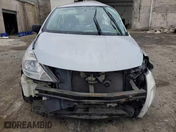 2009 Nissan Versa 1.6 z VIN 3N1CC11E49L492412, wystawiony jako Copart lot #47807175 z przebiegiem Nie podano mil oraz Szkoda całkowita • Salvage title. Historia ofert i sprzedaży dostępna na DreamBid. Obrazek 5.