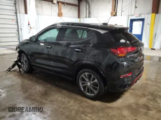 2021 Buick Encore GX Essence z VIN KL4MMGSL8MB138024, wystawiony jako Copart lot #48234935 z przebiegiem 48 960 mil mil oraz Szkoda całkowita • Salvage title. Historia ofert i sprzedaży dostępna na DreamBid. Obrazek 2.