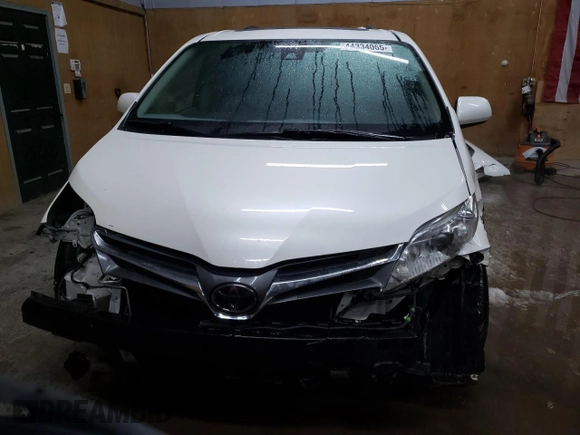 2018 Toyota Sienna XLE with VIN 5TDDZ3DC1JS205063, listed as a Copart auction lot 44334065 with 103,369 mi miles and Clean Title. Bid and sale history available at carsss.com. Image 5.