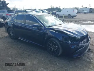 2022 Toyota Camry SE z VIN 4T1T11AK4NU673773, wystawiony jako IAAI lot #41945094 z przebiegiem 53 000 mil mil oraz . Historia ofert i sprzedaży dostępna na DreamBid. Obrazek 1.