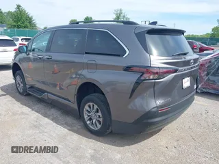 2024 Toyota Sienna XLE z VIN 5TDJRKEC0RS180714, wystawiony jako IAAI lot #42291589 z przebiegiem 4452 mil mil oraz . Historia ofert i sprzedaży dostępna na DreamBid. Obrazek 3.