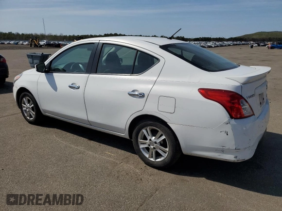 2015 Nissan Versa SV z VIN 3N1CN7AP3FL827086, wystawiony jako Copart lot #54110215 z przebiegiem 96 577 mil mil oraz Czysty tytuł • Clean title. Historia ofert i sprzedaży dostępna na DreamBid. Obrazek 2.