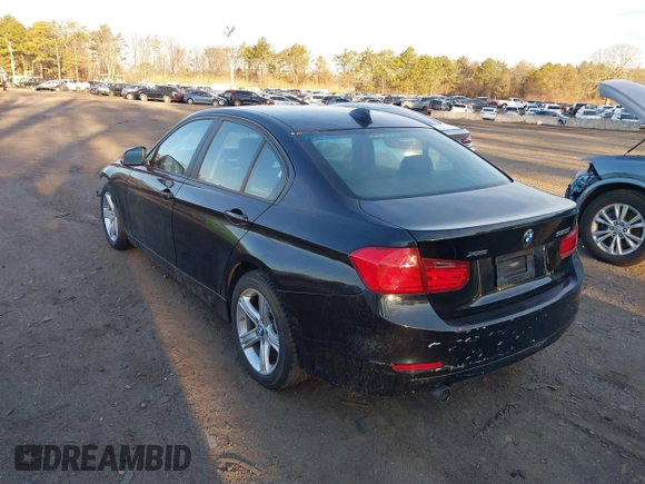 2013 BMW 3 Series 320i xDrive z VIN WBA3C3C52DF981204, wystawiony jako IAAI lot #41731595 z przebiegiem 82 514 mil mil oraz . Historia ofert i sprzedaży dostępna na DreamBid. Obrazek 3.