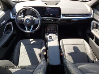 2025 BMW X1 xDrive28i z VIN WBX73EF06S5209777, wystawiony jako Copart lot #52076935 z przebiegiem 324 mil mil oraz Szkody całkowita. Historia ofert i sprzedaży dostępna na DreamBid. Obrazek 8.