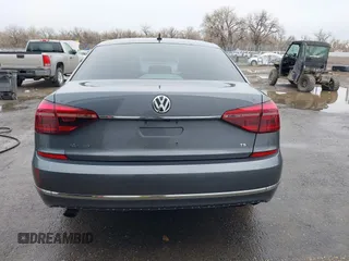 2017 Volkswagen Passat S z VIN 1VWAT7A3XHC071775, wystawiony jako IAAI lot #41775028 z przebiegiem 58 945 mil mil oraz . Historia ofert i sprzedaży dostępna na DreamBid. Obrazek 17.