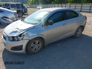 2012 Chevrolet Sonic LS z VIN 1G1JA5SHXC4212170, wystawiony jako IAAI lot #42154640 z przebiegiem 116 725 mil mil oraz . Historia ofert i sprzedaży dostępna na DreamBid. Obrazek 2.