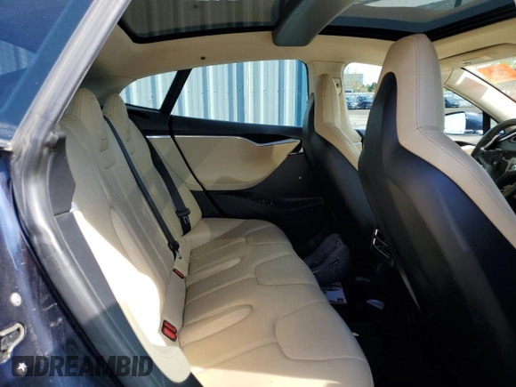 2014 Tesla Model S 60 z VIN 5YJSA1H10EFP35319, wystawiony jako Copart lot #53868745 z przebiegiem 209 424 mil mil oraz Szkoda całkowita • Salvage title. Historia ofert i sprzedaży dostępna na DreamBid. Obrazek 10.