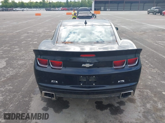 2011 Chevrolet Camaro 2LT z VIN 2G1FC1ED9B9202646, wystawiony jako IAAI lot #42197210 z przebiegiem 177 451 mil mil oraz . Historia ofert i sprzedaży dostępna na DreamBid. Obrazek 17.