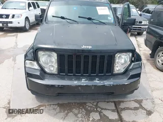 2009 Jeep Liberty Sport z VIN 1J8GP28K49W527859, wystawiony jako IAAI lot #42303957 z przebiegiem 288 873 mil mil oraz . Historia ofert i sprzedaży dostępna na DreamBid. Obrazek 6.