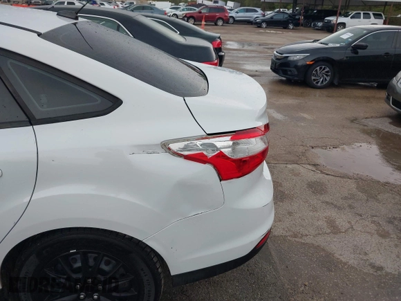 2012 Ford Focus SE z VIN 1FAHP3F29CL141649, wystawiony jako IAAI lot #40782821 z przebiegiem 266 683 mil mil oraz . Historia ofert i sprzedaży dostępna na DreamBid. Obrazek 6.