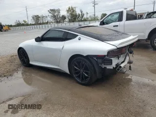 2023 Nissan Z Performance z VIN JN1BZ4BH3PM310951, wystawiony jako Copart lot #79760904 z przebiegiem 9 210 mil mil oraz Nie do naprawy • Non repairable. Historia ofert i sprzedaży dostępna na DreamBid. Obrazek 2.