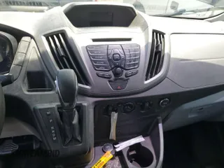 2018 Ford Transit z VIN 1FTYR1YG2JKA87504, wystawiony jako IAAI lot #42679100 z przebiegiem 139 835 mil mil oraz . Historia ofert i sprzedaży dostępna na DreamBid. Obrazek 2.